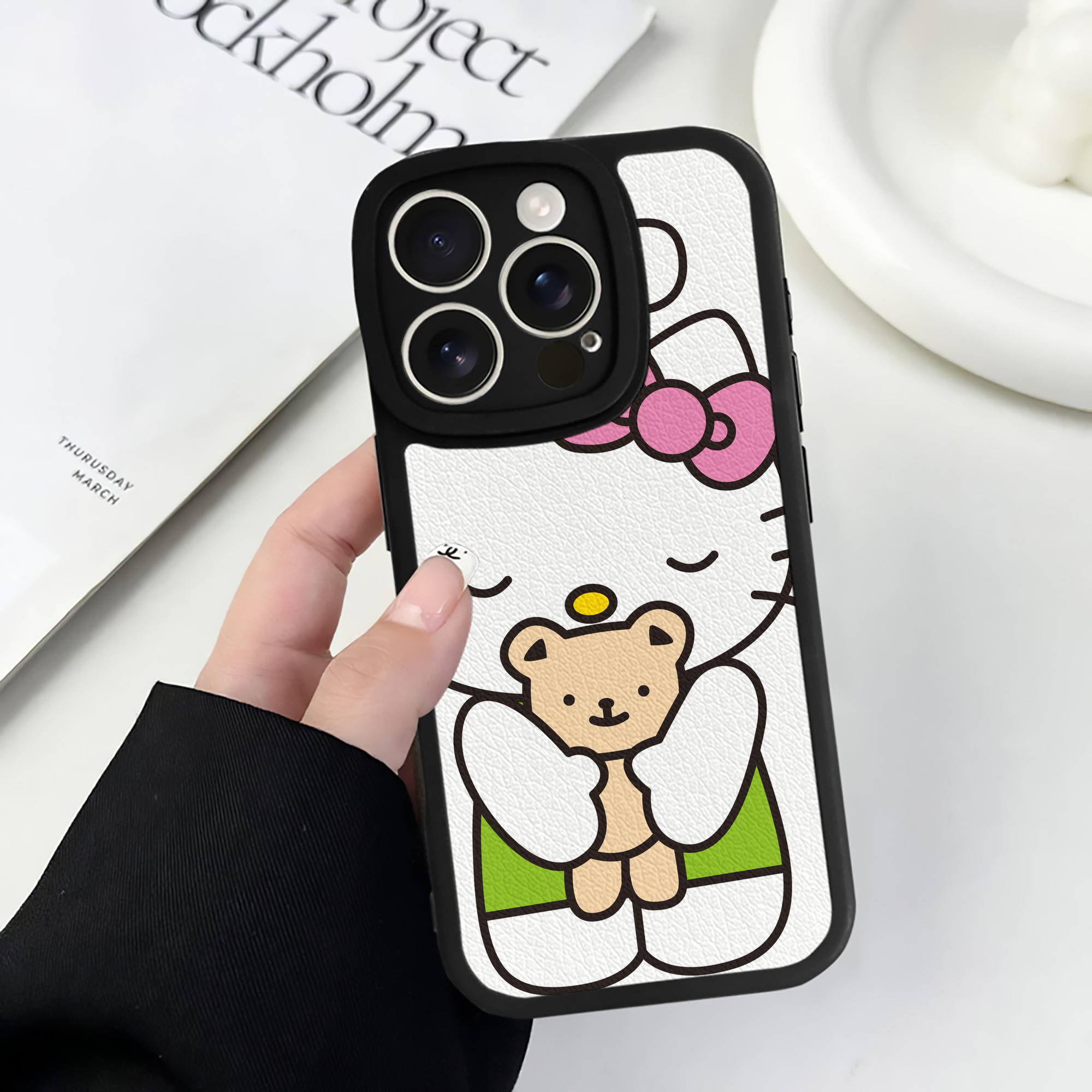 （画像用） Hello Kitty ハローキティ 【iPhone 16シリーズ対応】シリコンスマホケース（レザー調） 材質：シリコン